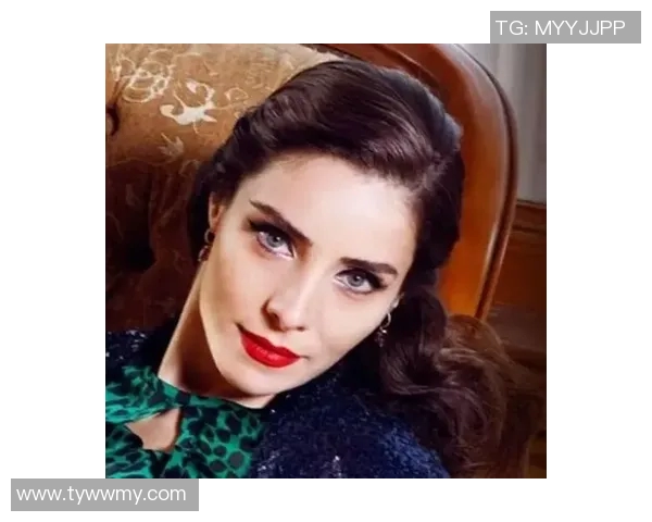 混血女孩在足球明星中崭露头角展现独特魅力与才华