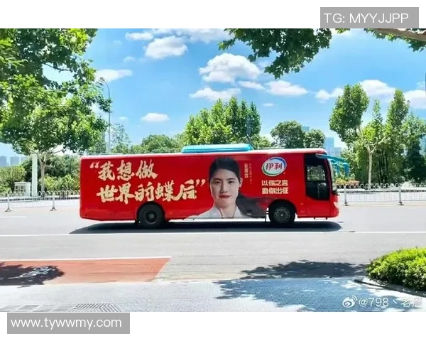 伊利足球明星广告牌点燃激情助力年轻梦想的全新篇章